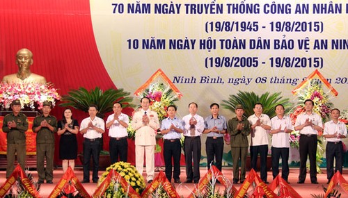 กิจกรรมฉลองครบรอบ 70 ปีการก่อตั้งกองกำลังตำรวจประชาชนเวียดนาม - ảnh 1