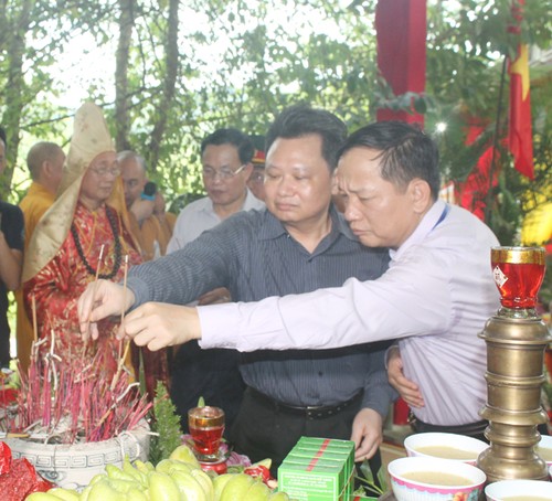 จังหวัดกว๋างบิ่งจัดมหาพิธีสวดมนต์เพื่อแสดงความสำนึกในบุญคุณต่อวีรชนทหารพลีชีพเพื่อชาติ - ảnh 1