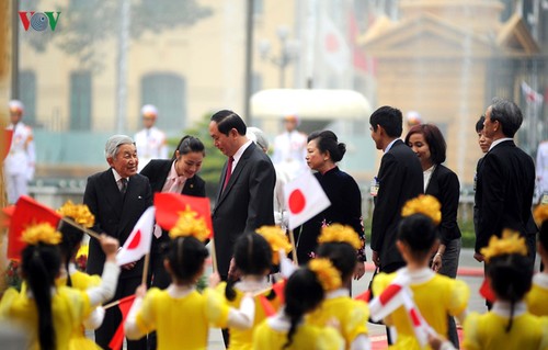 การเสด็จพระราชดำเนินเยือนเวียดนามของสมเด็จพระจักรพรรดิอากิฮิโตะจะช่วยกระชับความสัมพันธ์ทวิภาคี - ảnh 1