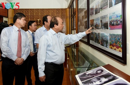  นายกรัฐมนตรีไปจุดธูปที่เขตโบราณสถานทางประวัติศาสตร์อนุสาวรีย์กรมทหาร 52 เตยเตี๊ยน หมกโจว์ เซินลา - ảnh 1