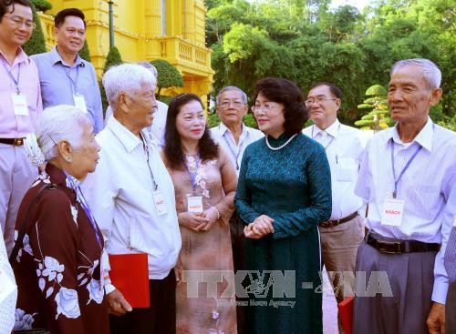 รองประธานประเทศดั่งถิหงอกถิ่งให้การต้อนรับคณะผู้แทนรัฐสภาสมัยต่างๆของจังหวัดหวิงลอง - ảnh 1