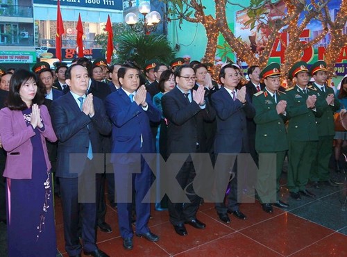 พิธีจุดธูปรำลึกถึงผู้เสียชีวิตจากเหตุเครื่องบินบี52ของสหรัฐทิ้งระเบิดใส่กรุงฮานอยเมื่อ45ปีก่อน - ảnh 1