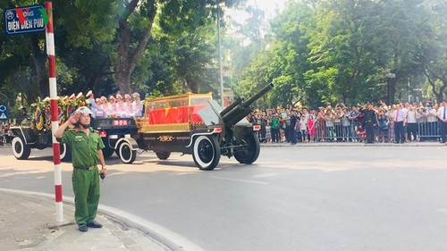 พิธีไว้อาลัยและพิธีปลงศพอดีตเลขาธิการใหญ่พรรคโด๋เหมื่อยจัดขึ้นอย่างสมเกียรติ - ảnh 7