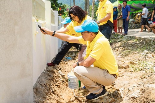 ชุมชนไทยในภาคเหนือเวียดนามร่วมกิจกรรมจิตอาสาบำเพ็ญสาธารณะประโยชน์ถวายเป็นพระราชกุศลเนื่องในโอกาสมหามงคลพระราชพิธีบรมราชาภิเษก - ảnh 4