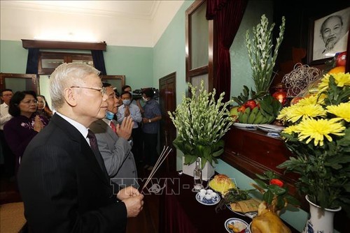 เลขาธิการใหญ่พรรค ประธานประเทศเหงวียนฟู้จ่องจุดธูปรำลึกถึงประธานโฮจิมินห์ - ảnh 1