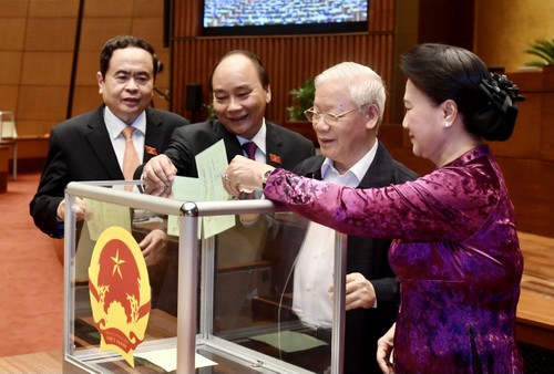 ที่ประชุมสภาแห่งชาติอนุมัติให้นายกรัฐมนตรีเหงวียนซวนฟุกพ้นจากตำแหน่งตามวาระ - ảnh 1