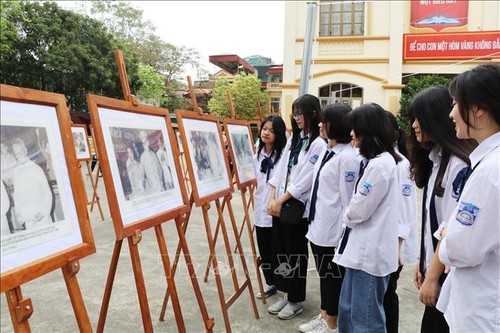 นิทรรศการภาพถ่าย “ประธานโฮจิมินห์กับการเลือกตั้งสภาแห่งชาติ” - ảnh 1