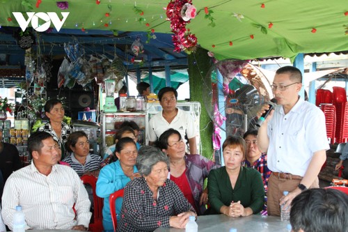 สถานทูตเวียดนามประจำประเทศกัมพูชาอยู่เคียงข้างพลเมืองเวียดนามและชาวกัมพูชาเชื้อสายเวียดนามที่ได้รับผลกระทบจากการแพร่ระบาดของโรคโควิด-19 - ảnh 1