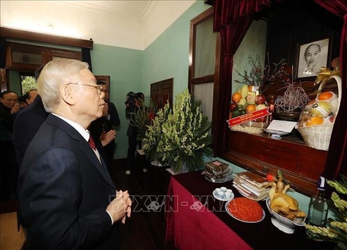 เลขาธิการใหญ่พรรคฯ เหงวียนฟู้จ่อง จุดธูปเพื่อรำลึกถึงประธานโฮจิมินห์ - ảnh 1