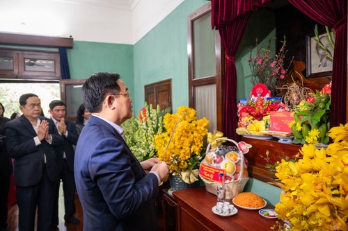 ประธานสภาแห่งชาติ เวืองดิ่งเหวะ จุดธูปเพื่อรำลึกถึงประธานโฮจิมินห์ - ảnh 1