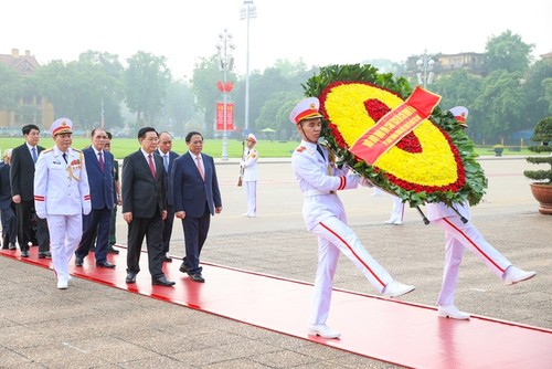 ผู้นำพรรคและรัฐเข้าเคารพศพประธานโฮจิมินห์ในโอกาสรำลึกครบรอบ 49 ปี การรวมประเทศเป็นเอกภาพ - ảnh 1