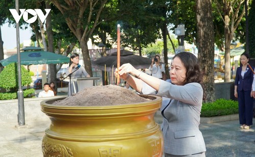 รองประธานประเทศ หวอถิแอ๊งซวน เยือนอำเภอเดิ๊ดเดาะ - ảnh 1