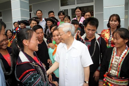 ภาพที่ซาบซึ้งตราตรึงใจของท่านเลขาธิการใหญ่พรรคเหงวียนฟู้จ่องกับทหารและประชาชนทั่วประเทศ - ảnh 10