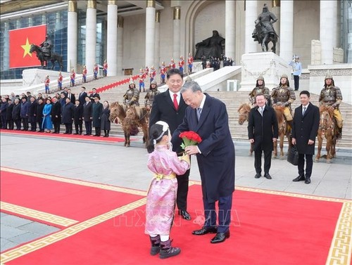 พิธีต้อนรับเลขาธิการใหญ่พรรค ประธานประเทศ โตเลิม ณ ประเทศมองโกเลีย - ảnh 1