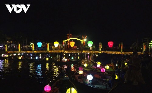 ชาวเวียดนามทั่วประเทศฉลองตรุษเต๊ตปีมะเส็ง 2025 - ảnh 3