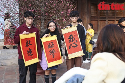 ความงดงามแห่งประเพณีการขออักษรมงคลต้อนรับปีใหม่ - ảnh 1