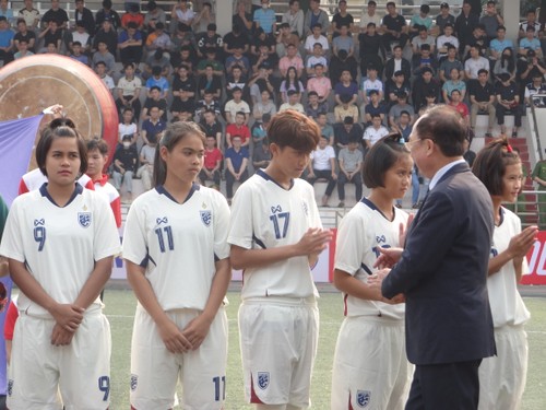 ฟุตบอลหญิงรายการกระชับมิตรรุ่นอายุไม่เกิน 17 ปี  เวียดนามชนะไทย 2-1  - ảnh 8