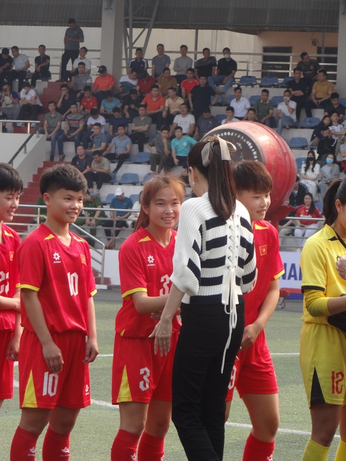 ฟุตบอลหญิงรายการกระชับมิตรรุ่นอายุไม่เกิน 17 ปี  เวียดนามชนะไทย 2-1  - ảnh 9