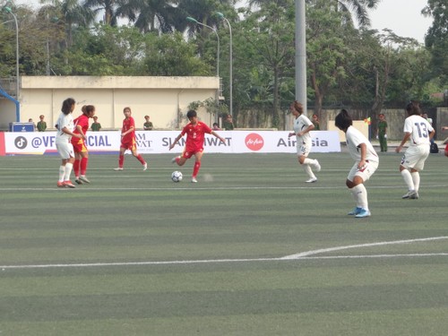 ฟุตบอลหญิงรายการกระชับมิตรรุ่นอายุไม่เกิน 17 ปี  เวียดนามชนะไทย 2-1  - ảnh 13