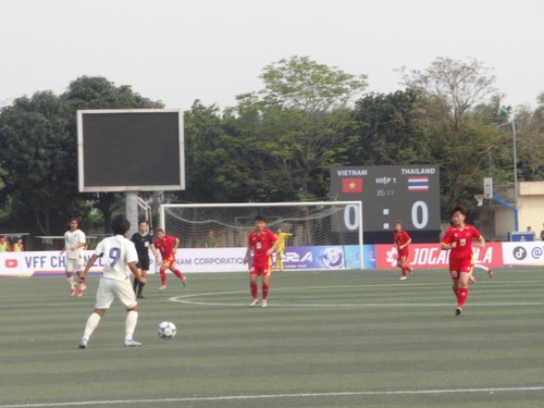 ฟุตบอลหญิงรายการกระชับมิตรรุ่นอายุไม่เกิน 17 ปี  เวียดนามชนะไทย 2-1  - ảnh 15