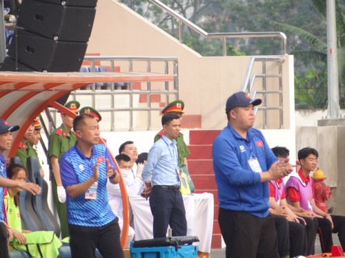 ฟุตบอลหญิงรายการกระชับมิตรรุ่นอายุไม่เกิน 17 ปี  เวียดนามชนะไทย 2-1  - ảnh 17