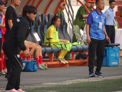 ฟุตบอลหญิงรายการกระชับมิตรรุ่นอายุไม่เกิน 17 ปี  เวียดนามชนะไทย 2-1  - ảnh 18