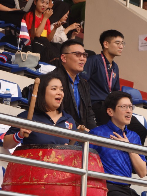 ฟุตบอลหญิงรายการกระชับมิตรรุ่นอายุไม่เกิน 17 ปี  เวียดนามชนะไทย 2-1  - ảnh 19