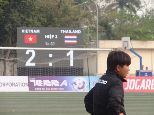 ฟุตบอลหญิงรายการกระชับมิตรรุ่นอายุไม่เกิน 17 ปี  เวียดนามชนะไทย 2-1  - ảnh 20