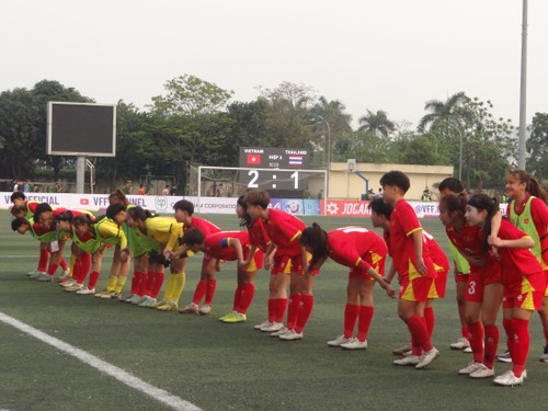 ฟุตบอลหญิงรายการกระชับมิตรรุ่นอายุไม่เกิน 17 ปี  เวียดนามชนะไทย 2-1  - ảnh 25