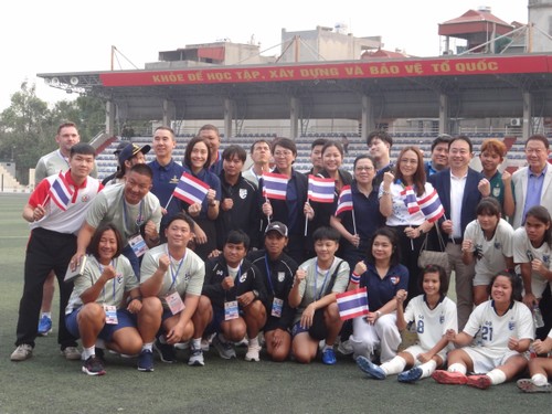 ฟุตบอลหญิงรายการกระชับมิตรรุ่นอายุไม่เกิน 17 ปี  เวียดนามชนะไทย 2-1  - ảnh 27