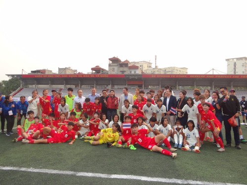 ฟุตบอลหญิงรายการกระชับมิตรรุ่นอายุไม่เกิน 17 ปี  เวียดนามชนะไทย 2-1  - ảnh 28