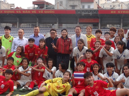 ฟุตบอลหญิงรายการกระชับมิตรรุ่นอายุไม่เกิน 17 ปี  เวียดนามชนะไทย 2-1  - ảnh 29