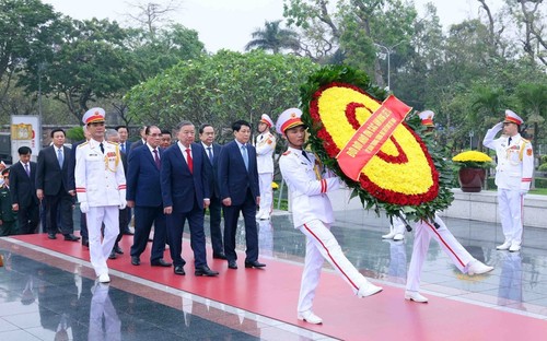 บรรดาผู้นำพรรคและรัฐเข้าเคารพศพประธานโฮจิมินห์ในโอกาสรำลึกครบรอบ 50 ปี วันปลดปล่อยภาคใต้ รวมประเทศเป็นเอกภาพ - ảnh 1