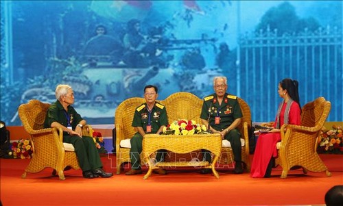 กิจกรรมต่างๆเพื่อแสดงความสำนึกในบุญคุณในโอกาสรำลึกครบรอบ 50 ปี การรวมประเทศเป็นเอกภาพ - ảnh 1