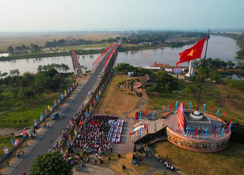 พิธีเคารพธงชาติในวันพิเศษรำลึกครบรอบ50 ปีการรวมประเทศเป็นเอกภาพ - ảnh 4