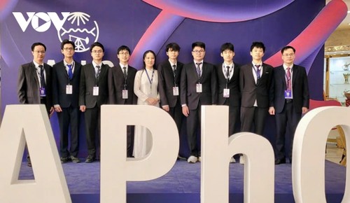 นักเรียนเวียดนามคว้า 8 เหรียญรางวัลในการแข่งขันฟิสิกส์โอลิมปิกระดับทวีปเอเชียประจำปี 2025  - ảnh 1