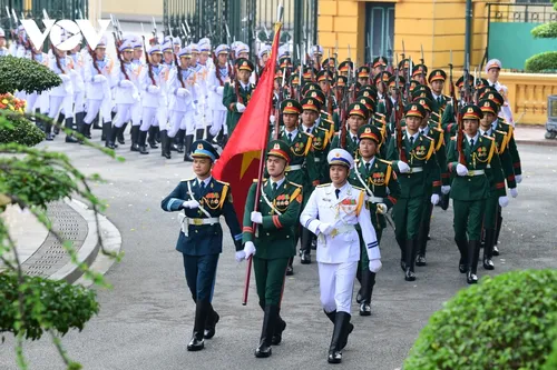 นายกรัฐมนตรีฝ่ามมิงชิ้งเป็นประธานพิธีต้อนรับนางสาว แพทองธาร ชินวัตร นายกรัฐมนตรีไทย - ảnh 3