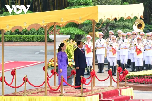 นายกรัฐมนตรีฝ่ามมิงชิ้งเป็นประธานพิธีต้อนรับนางสาว แพทองธาร ชินวัตร นายกรัฐมนตรีไทย - ảnh 6