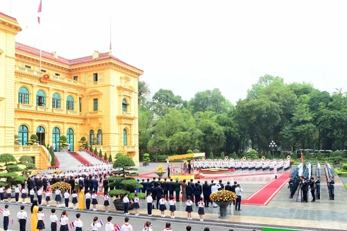 นายกรัฐมนตรีฝ่ามมิงชิ้งเป็นประธานพิธีต้อนรับนางสาว แพทองธาร ชินวัตร นายกรัฐมนตรีไทย - ảnh 8