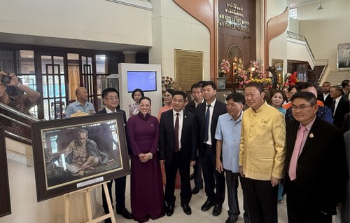 กิจกรรมยกย่องประธานโฮจิมินห์ในต่างประเทศ - ảnh 1