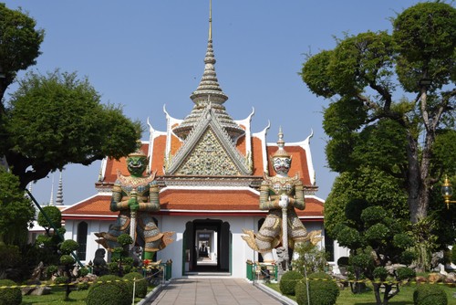 วัดอรุณราชวราราม สัญลักษณ์แห่งสถาปัตยกรรมและการท่องเที่ยวของประเทศไทย - ảnh 4