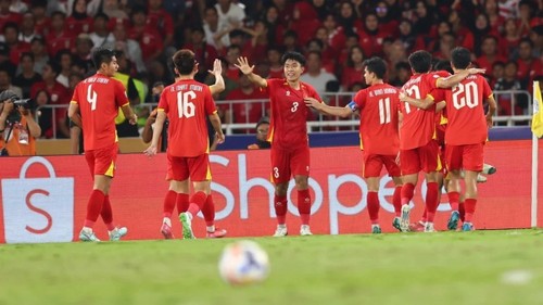 เวียดนาม U23 เฉือน อินโดนีเซีย U23 1-0 คว้าแชมป์อาเซียน 2025 สามสมัยติดต่อกัน - ảnh 1