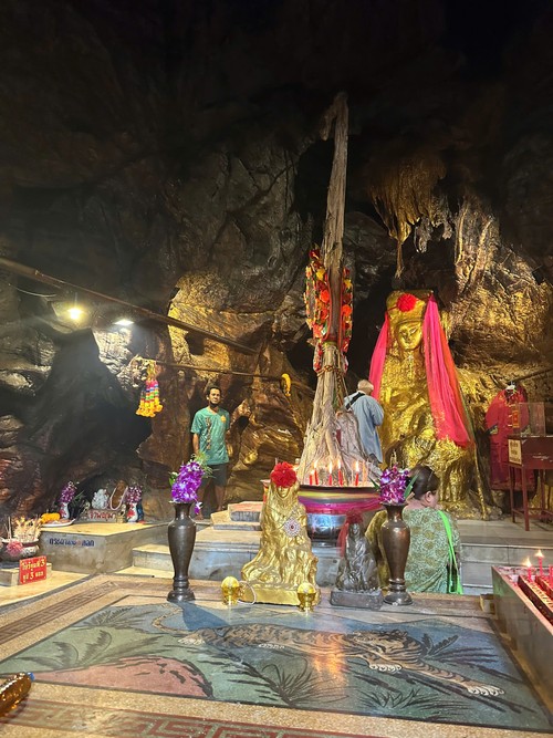 ศาลเจ้าพ่อเขาใหญ่ แหล่งที่ยึดเหนี่ยวทางจิตใจและเชื่อมโยงวัฒนธรรมบนเกาะสีชัง - ảnh 2