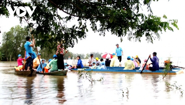 Tourists flock to Mekong Delta during flood season