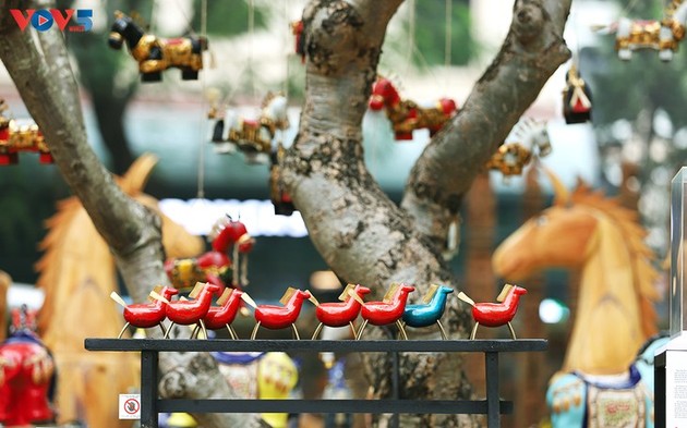 Horse sculptures draw crowds to Temple of Literature