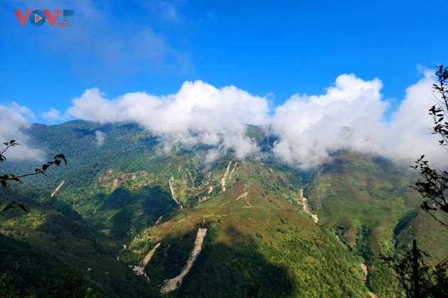 Cloud hunting on Ky Quan San mountain peak