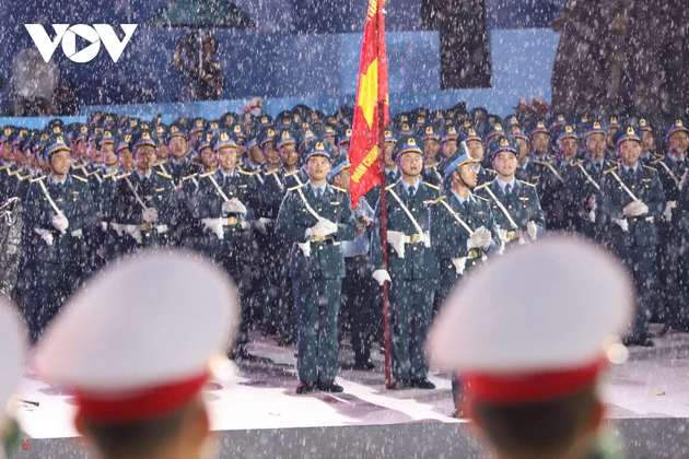 Thousands brave rain for parade rehearsal in Ho Chi Minh City