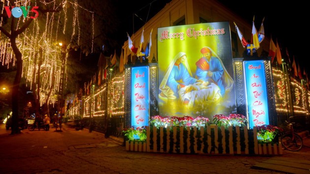Suasana Hari Natal Di Beberapa Gereja Di Kota Hanoi