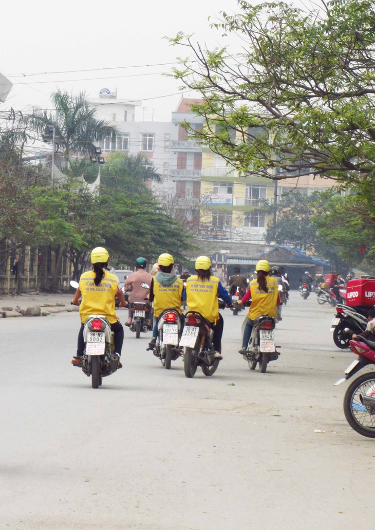 Conductoras hermosas de mototaxi de dos ruedas  - ảnh 11