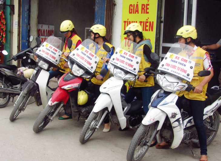 Conductoras hermosas de mototaxi de dos ruedas  - ảnh 2